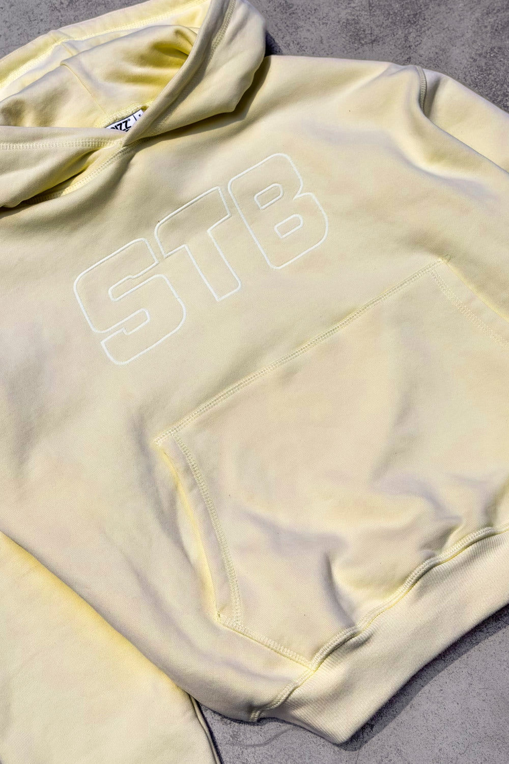STB Hoodie Geel